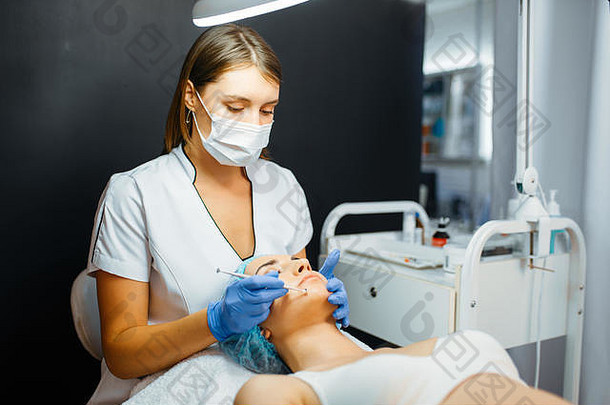 美容师注射肉毒杆菌素面部护理