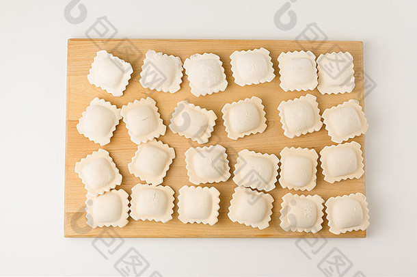 冷冻饺子在一块板上按相等的顺序排列