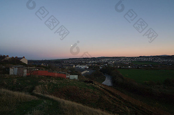 黄昏俯瞰着马里波特的坎布里亚镇，那里有月亮小马和房屋。英国