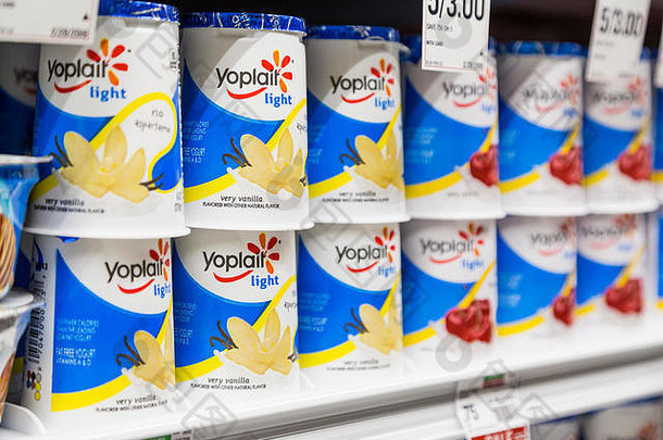 Yoplait牌<strong>酸奶</strong>放在杂货店冰箱柜的货架上