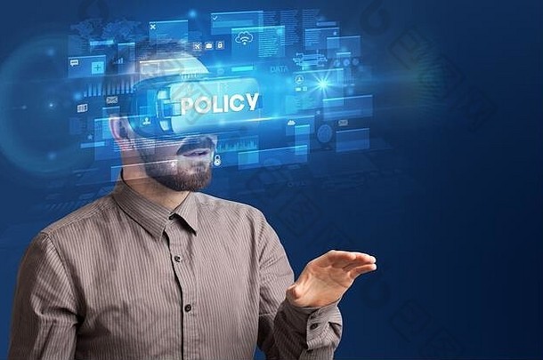 商人透过虚拟现实眼镜看政策碑文创新安全理念