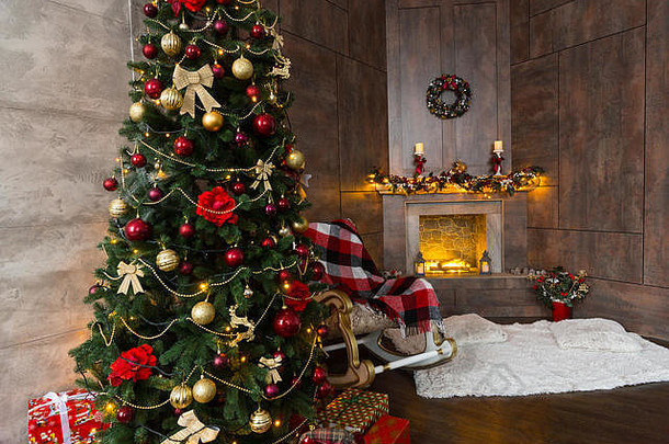 美丽的生活房间摇摆椅子毯子装饰现代燃烧的壁炉大圣诞节树很多礼物不同