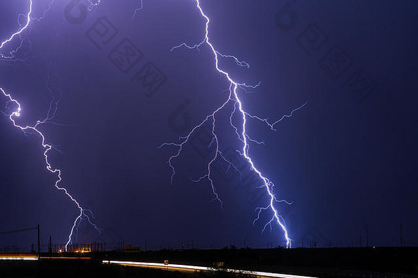 美国亚利桑那州马拉纳的闪电风暴，闪电击中了电线和变电站。