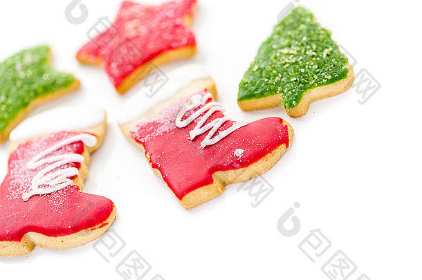 白色背景上的各种彩色圣诞饼干。