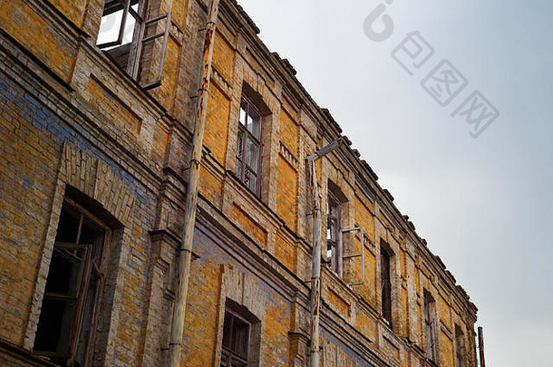 旧的废弃建筑墙，天空乌云密布。乌克兰基辅
