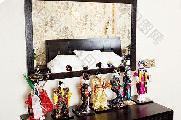 卧室内部镜子附近的日本娃娃