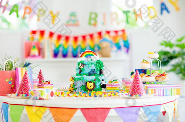 蛋糕孩子们生日庆祝活动丛林动物主题孩子们聚会，派对装饰房间男孩女孩孩子生日表格设置礼物gif