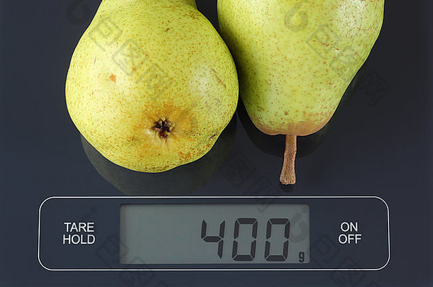 两个绿色的梨在数字秤上显示400克。