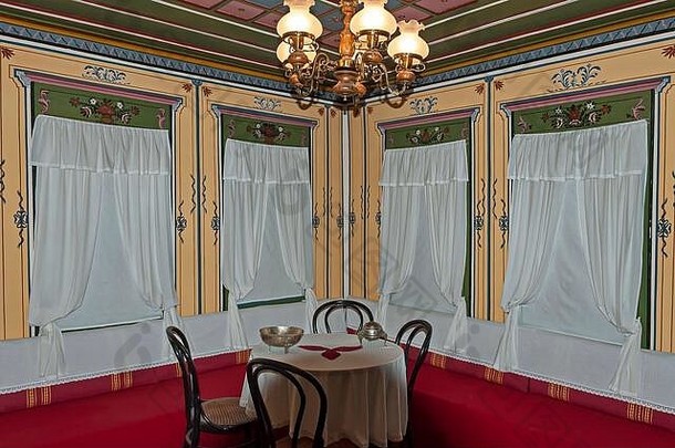 舒适的角落里传统的保加利亚房子古董表格椅子世纪窗口窗帘帕纳久里什特