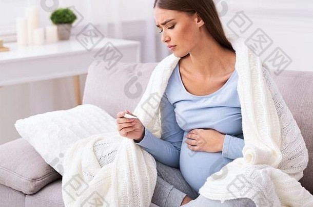 不开心怀孕了夫人测量温度坐着沙发上首页