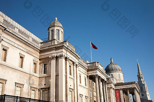 英国伦敦威斯敏斯特，特拉法加广场和右侧田野中的圣马丁国家美术馆
