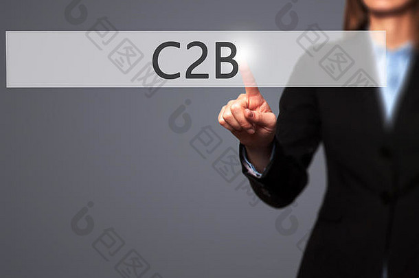 C2B-女商人在虚拟背景上按下高科技现代按钮。商业、技术、互联网概念。库存照片