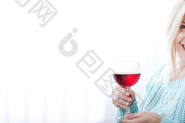 美丽的中间岁的女人喝红色的酒