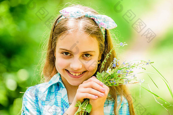 快乐的<strong>孩子</strong>抱着野花。自然美。童年的快乐。暑假绿色环境。小女孩和花束。野花。春假。妇女节。永远年轻自由。
