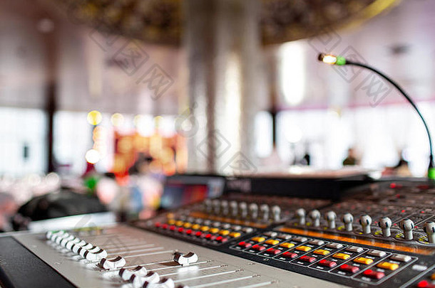 控制音量控制器混合控制台光设备操作符音乐会声音记录工作室混合桌子上工程师音乐生产商