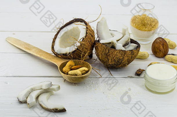 新鲜椰子，椰子奶油，木质白色背景，<strong>环保产品</strong>