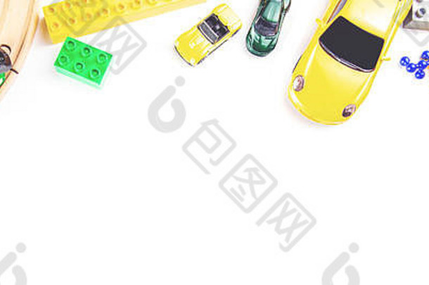 婴儿孩子们玩具框架玩具汽车火车色彩斑斓的多维数据集块白色背景前视图平躺
