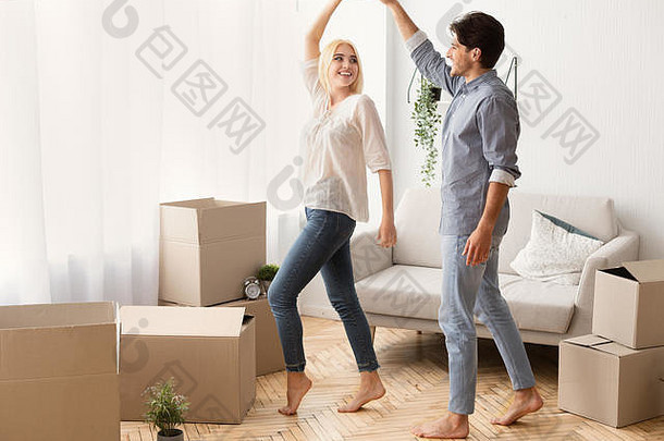 在新房子里，男人和女人在移动的盒子间跳舞