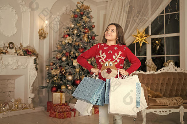 小快乐女孩圣诞节圣诞节孩子享受假期快乐一年女孩购物袋早....圣诞节一年假期孩子女孩喜欢圣诞节现在圣诞节有趣的