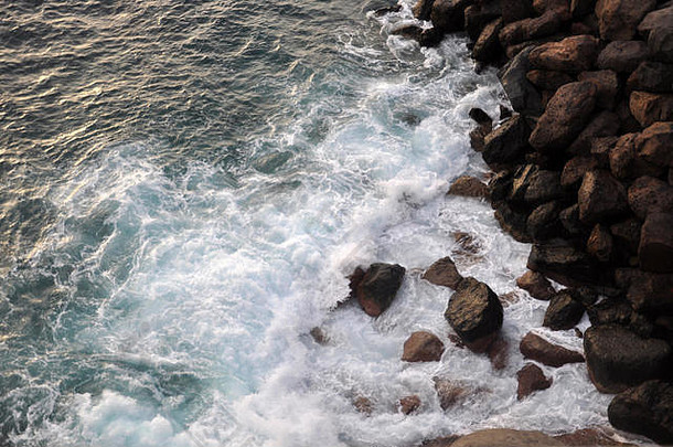 水花飞溅——西班牙大加那利加那利岛悬崖和岩石上的大西洋波浪
