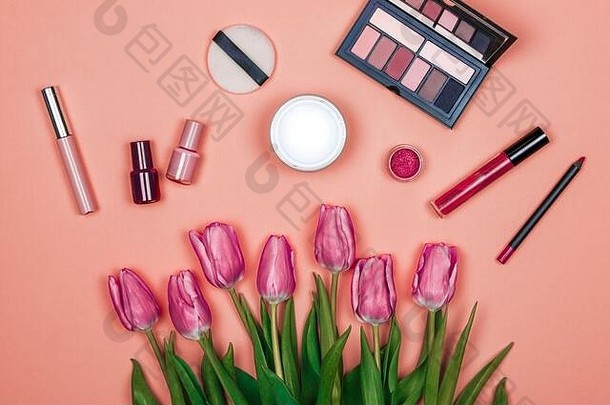 粉红色背景上的化妆品和粉红色郁金香。妇女节概念