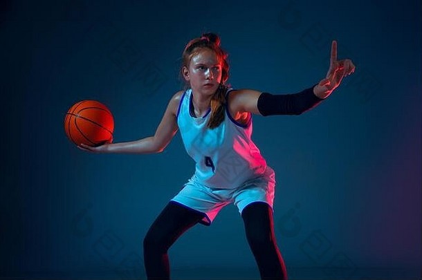 时刻年轻的高加索人女篮球球员蓝色的工作室<strong>背景</strong>霓虹灯光运动行动概念体育运动运动能源动态健康的生活方式培训练习