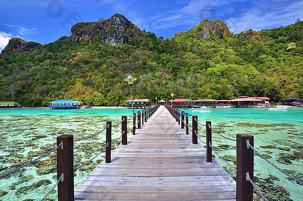 通往马来西亚沙巴婆罗洲Bohey Dulang岛的长木码头。