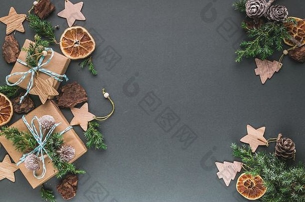 圣诞节假期背景礼物盒子装饰黑暗绿色背景前视图复制空间