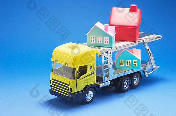 装载微型房屋的玩具卡车