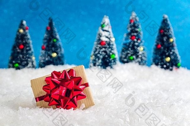冬天圣诞节概念礼物红色的丝带白色雪