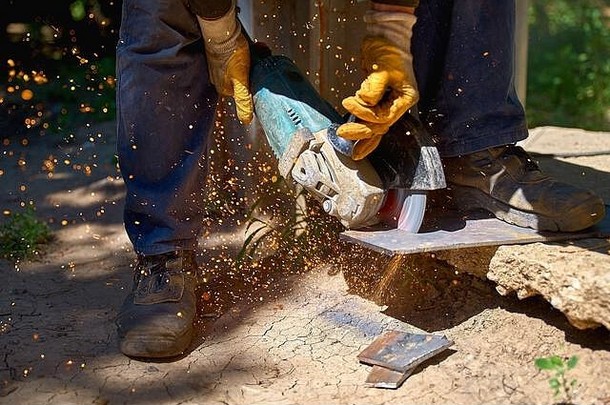 工人切割金属磨床火花磨铁
