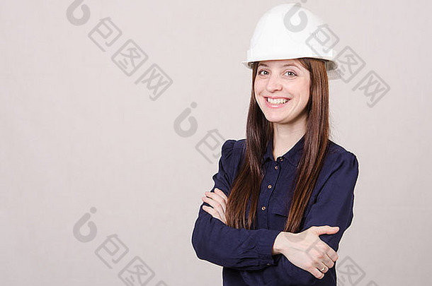 一位年轻漂亮的女工程师、戴头盔的建筑师的肖像