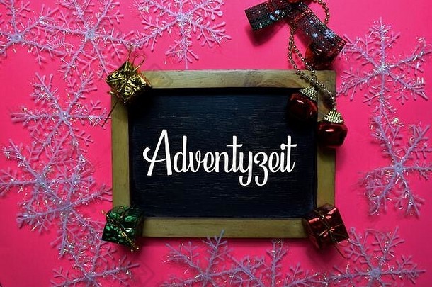 冒险者写在黑色的板上，隔离在粉红色的背景上。它意味着来临的季节。圣诞装饰的框架。