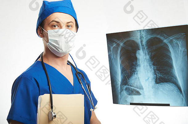 戴着口罩的放射科医生，其肺部的x射线图像被隔离在白色表面