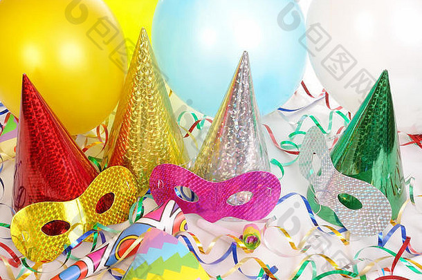 四顶锥形派对帽、彩带、气球和狂欢节面具