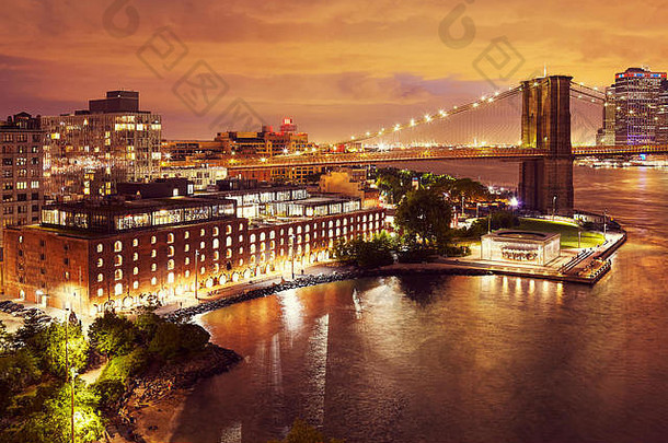 《小飞象社区与布鲁克林大桥之夜》，彩片，美国纽约市。