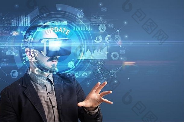 商人透过虚拟现实眼镜观看更新铭文，创新技术理念