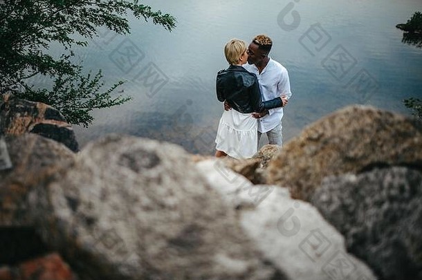 跨种族夫妇吻背景河岩石概念爱的关系团结人类比赛