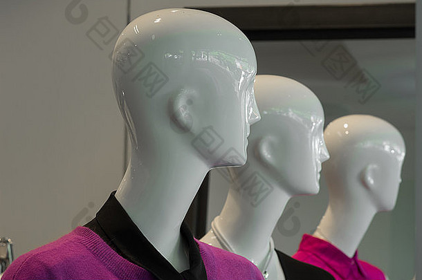 零售店三个人体模特头