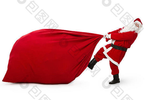 圣诞老人拉着一个巨大的袋子，里面装满了孤立在白色背景上的礼物