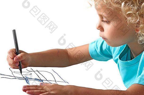 小男孩在大纸上画画