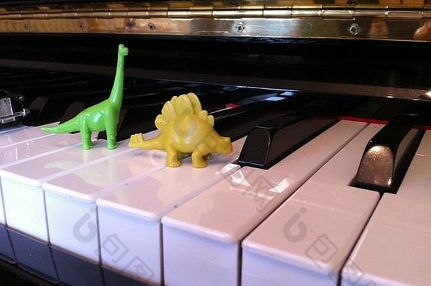 钢琴上的<strong>恐龙</strong>
