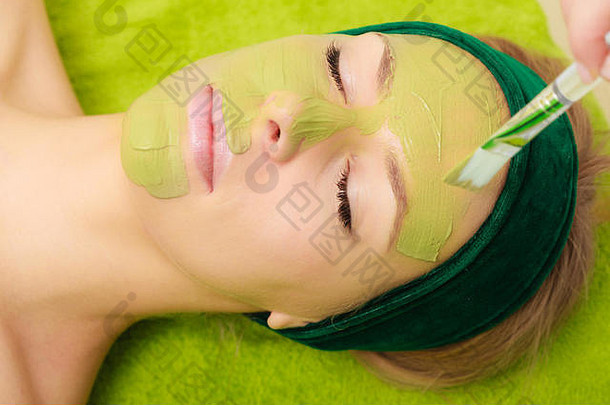 有人在女人脸上涂绿藻泥<strong>面膜</strong>。spa理念中的美容、放松、<strong>护肤</strong>、健康。