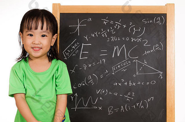 亚裔中国儿童喜欢在纯白色背景下用公式书写黑板或黑板。