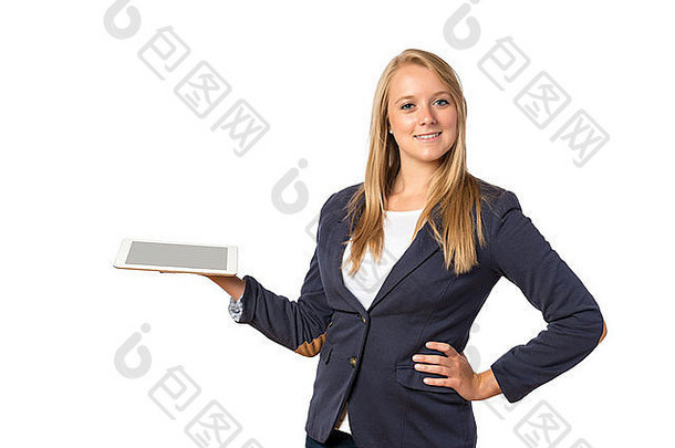 身着商务装的金发女郎手持平板电脑，与白色背景隔离