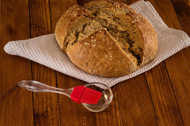 传统的爱尔兰苏打水面包使帕特里克的一天糕点刷石油服务木表格