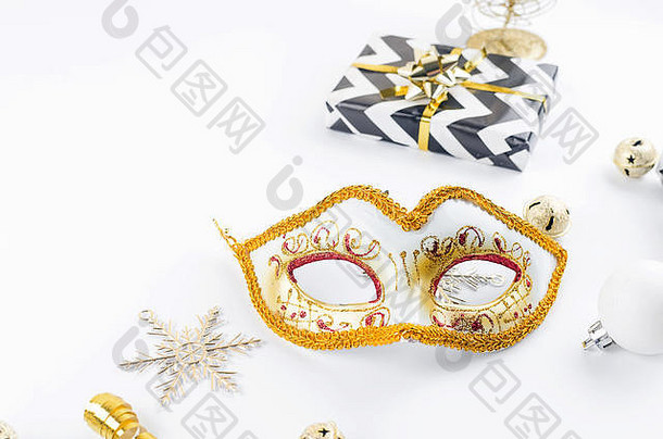 圣诞套装包括许多包装纸金色、白色和黑色的礼品<strong>盒</strong>、传统装饰、面具、白色背景上的球。复印件
