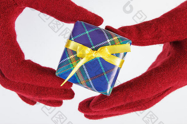 手女人红色的羊毛手套包装色彩斑斓的礼物圣诞节情人节<strong>生日</strong>庆祝活动白色背景