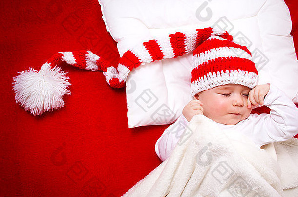 困了婴儿红色的毯子