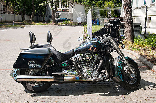 匈牙利布达佩斯雅马哈黑色摩托车蓝调<strong>兄弟</strong>乐队图案装饰摩托车